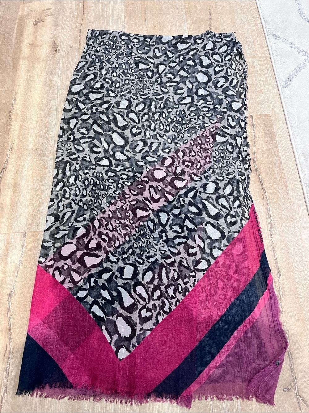 Vince Camuto Women's Animal scarf/Shawl with Pink Accent